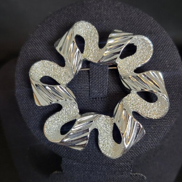 Vintage Sarah Coventry Jewelry 1971 Ribbon Brooch & Earrings Set Silver Tone - Picture 4 of 8